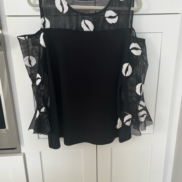 Beautiful black top with lips and netting - Picture 1 of 2